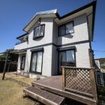 建物の外観の別角度です。ウッドデッキでは、BBQやティータイムのように多目的に使用できます。