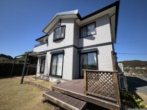 建物の外観の別角度です。ウッドデッキでは、BBQやティータイムのように多目的に使用できます。