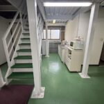 階段下に水回りの設備があります。