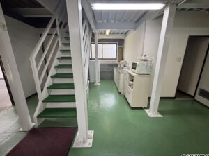 階段下に水回りの設備があります。