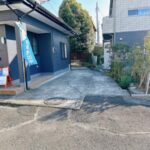 浅間町【リフォーム後・駐車場】普通車2台駐車可能です。