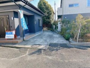 浅間町【リフォーム後・駐車場】普通車2台駐車可能です。