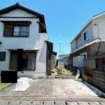 【リフォーム前/駐車場】現在は軽自動車・コンパクトカー２台の小さめの駐車場ですが、拡張工事を行い、横付け１台のスペースを新たに造成予定です。合計３台駐車可能になる予定です。