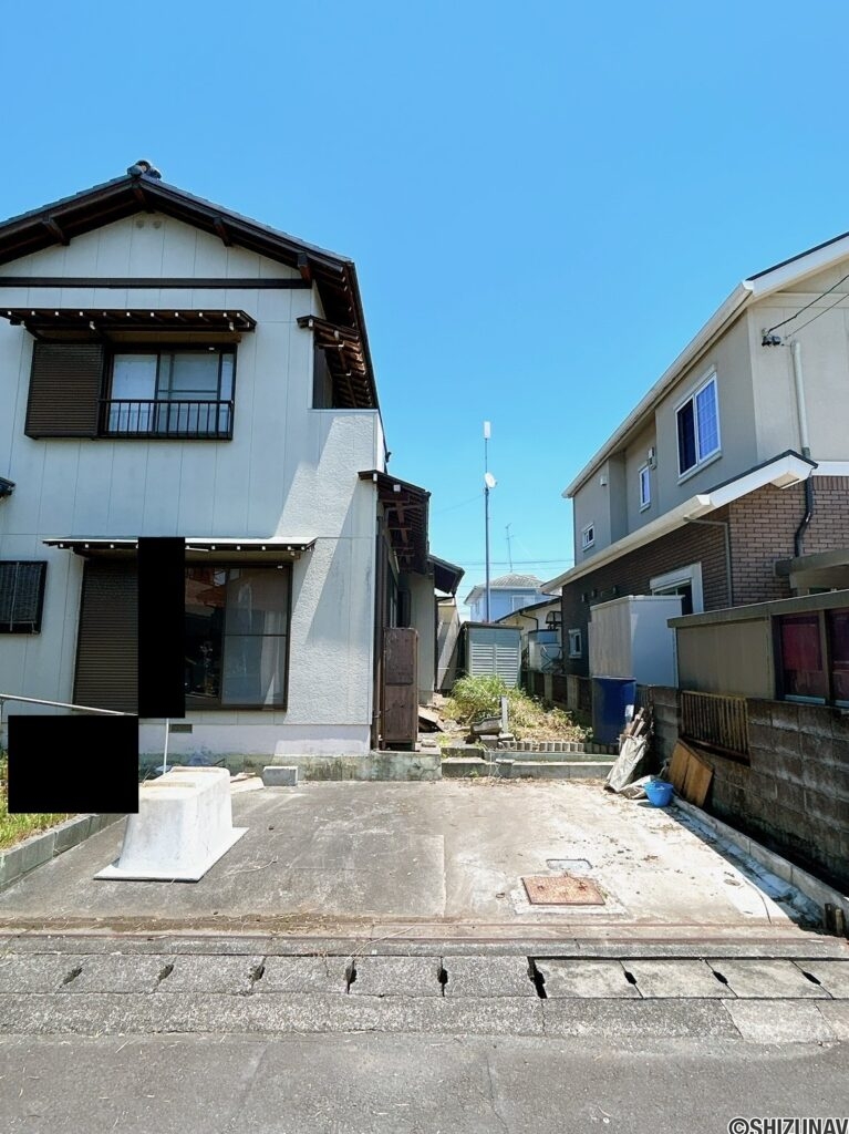 【リフォーム前/駐車場】現在は軽自動車・コンパクトカー２台の小さめの駐車場ですが、拡張工事を行い、横付け１台のスペースを新たに造成予定です。合計３台駐車可能になる予定です。