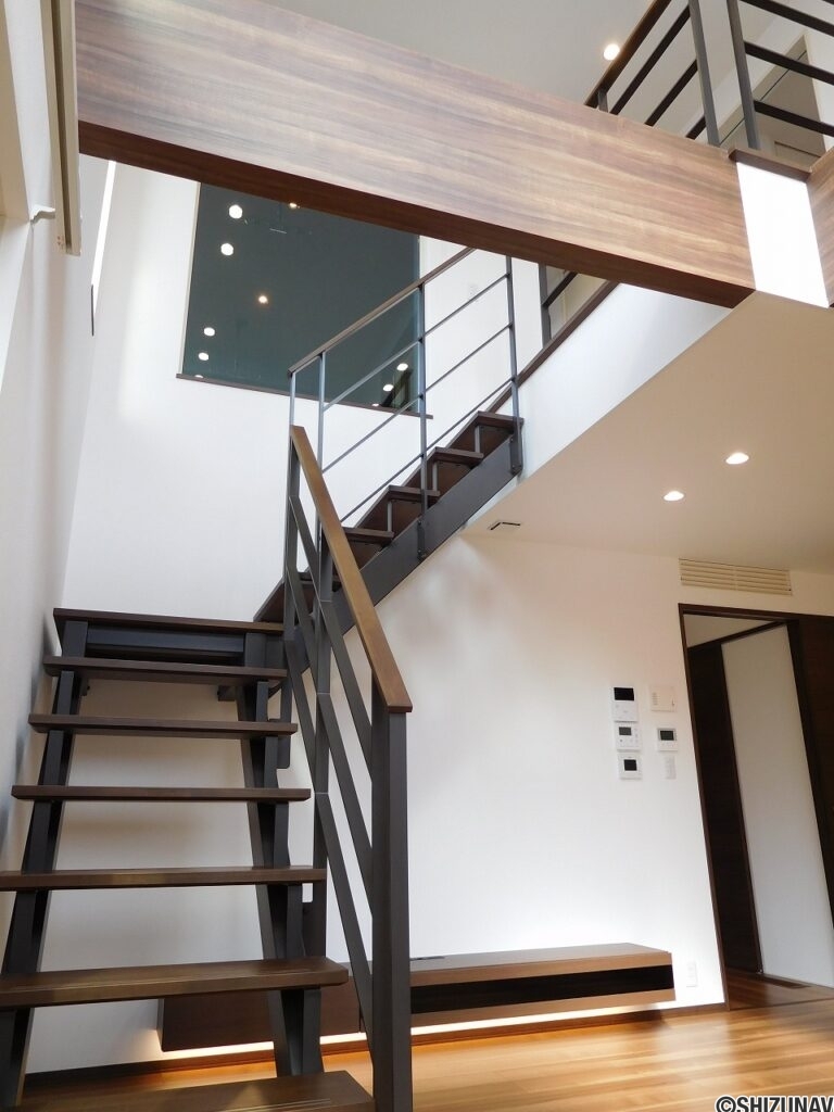 スケルトン階段で階段スペースも開放感あり
