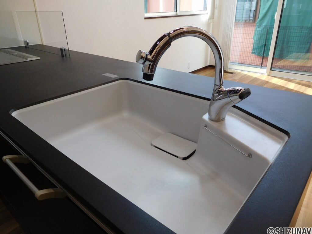 使いやすいグースネック水栓へ交換済みです