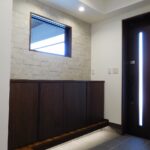 窓とスタイリッシュなシューズボックスも完備