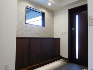 窓とスタイリッシュなシューズボックスも完備