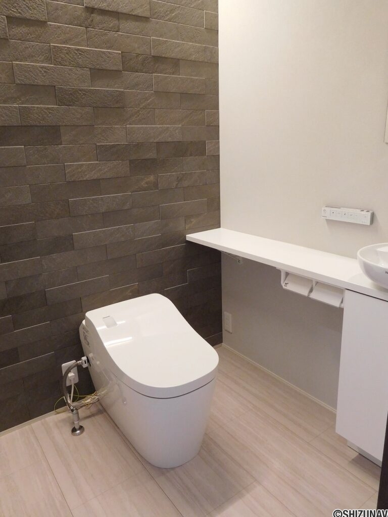 1階トイレにもエコカラット・手洗いの設置もあります