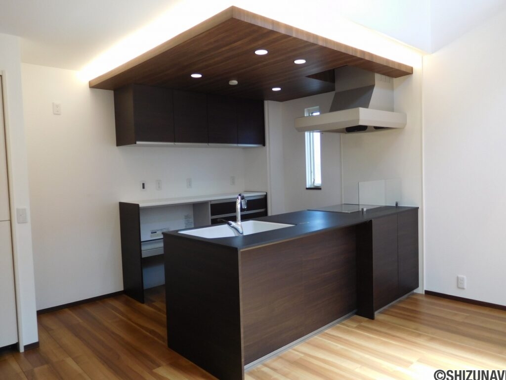 調理中も家族団欒の時間を過ごせるカンター型キッチン