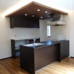 調理中も家族団欒の時間を過ごせるカンター型キッチン