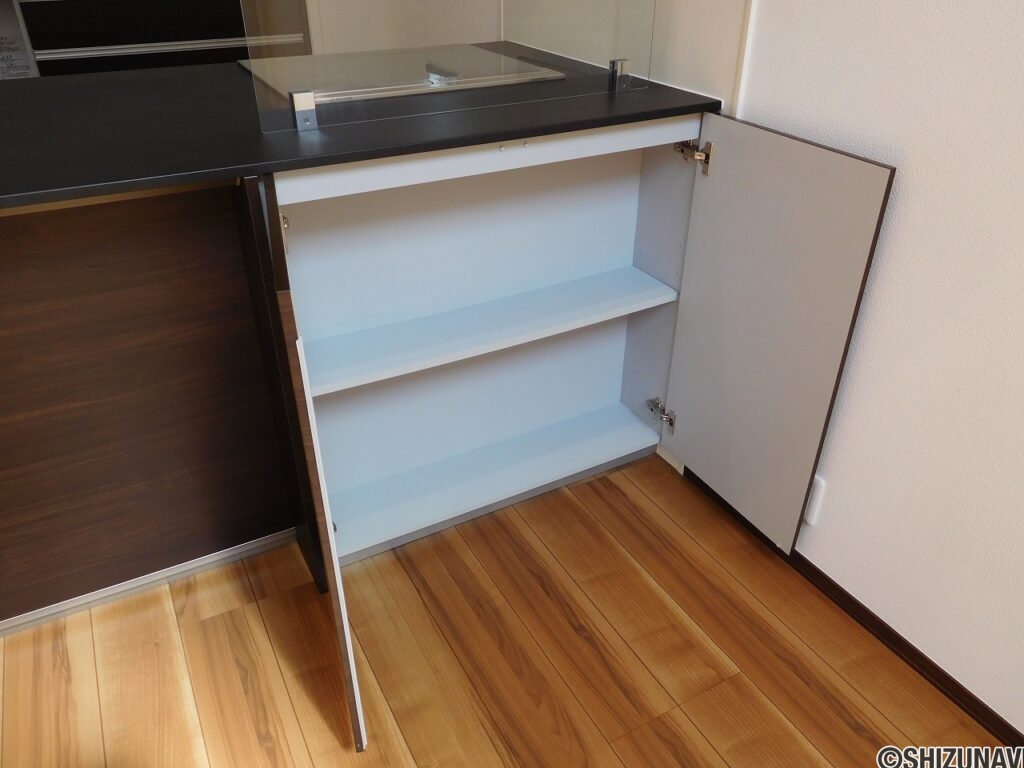 キッチンカウンター背面には小物も収納可能なスペースもあります