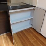 キッチンカウンター背面には小物も収納可能なスペースもあります