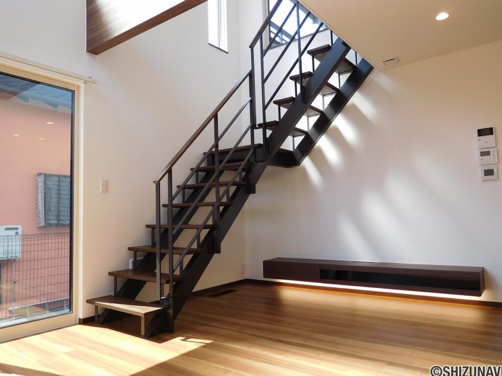 リビング階段で無駄のない空間・備え付けテレビボード