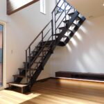 リビング階段で無駄のない空間・備え付けテレビボード