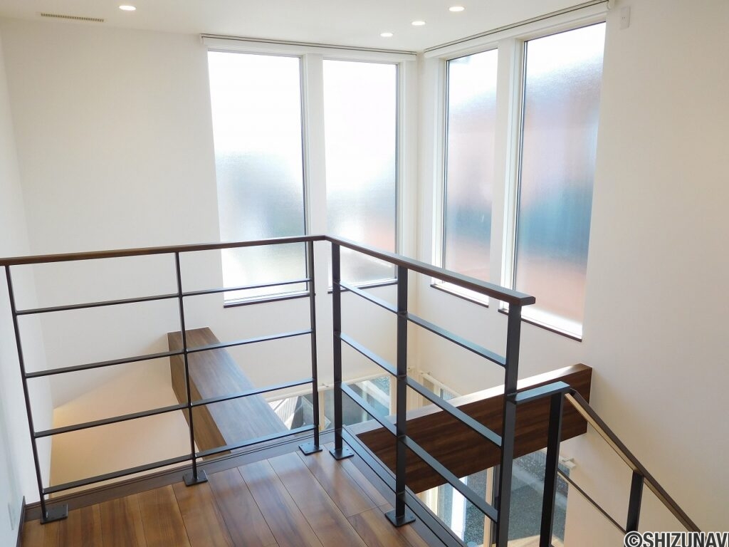 2階階段ホールも明るい空間