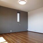 グレー調アクセントクロスで落ち着きのある主寝室