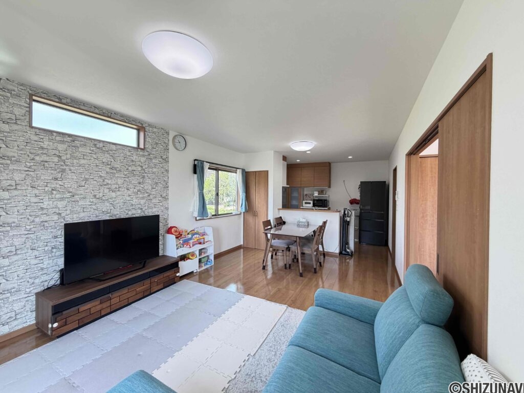 各所に明かり採りの窓が配置され、明るい室内空間です。