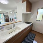 人気の対面キッチンで家族の会話も弾みます。