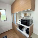 備付のカップボードは大容量でキッチン回りがスッキリします。