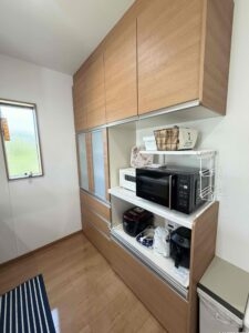 備付のカップボードは大容量でキッチン回りがスッキリします。