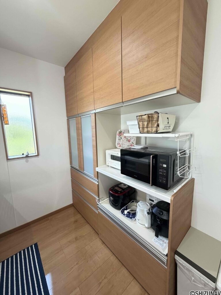 備付のカップボードは大容量でキッチン回りがスッキリします。
