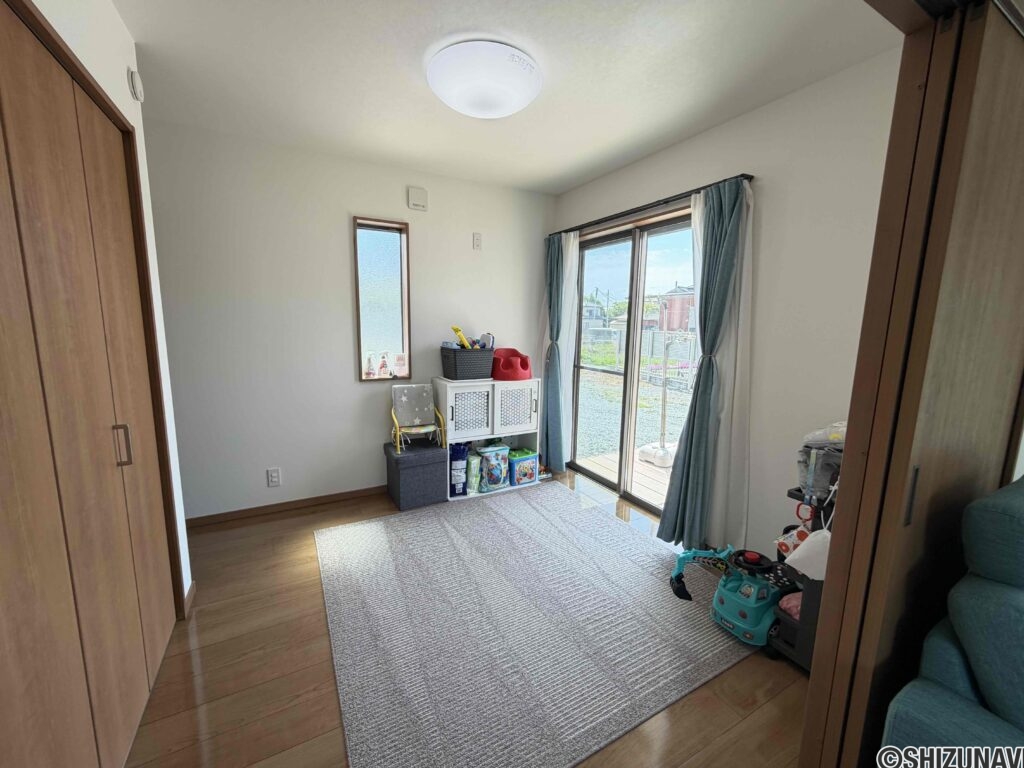 リビング続き間洋室５帖。お子様の遊び場に最適。