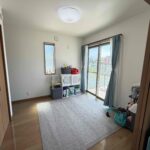 リビング続き間洋室５帖。お子様の遊び場に最適。