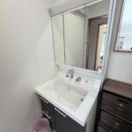 清潔に保たれた洗面室。