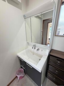 清潔に保たれた洗面室。