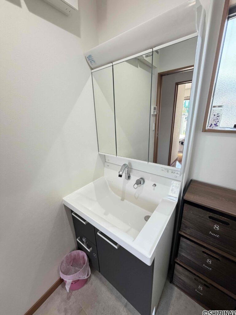 清潔に保たれた洗面室。