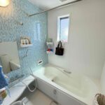 明るく清潔に保たれた浴室。