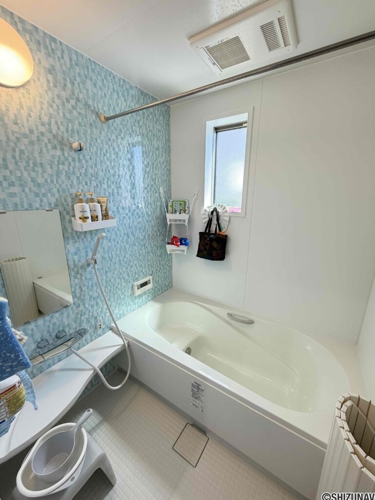 明るく清潔に保たれた浴室。