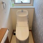 トイレにも窓があり、明るい室内。