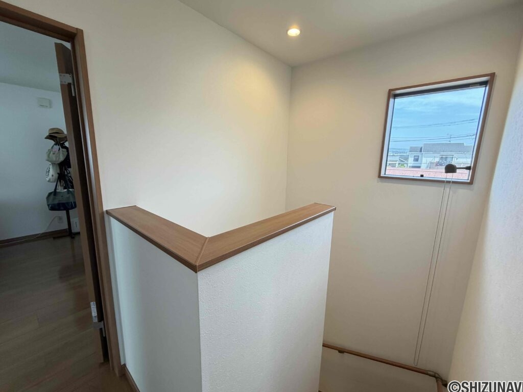 階段室に窓があり、明るい空間です。