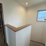 階段室に窓があり、明るい空間です。