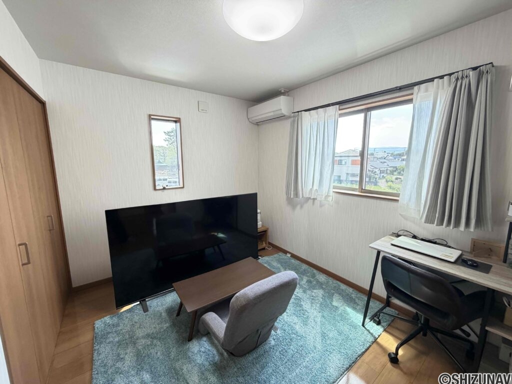 洋室６帖。２面採光で明るい居室。