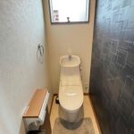 ２Ｆトイレ。窓があり明るい室内。