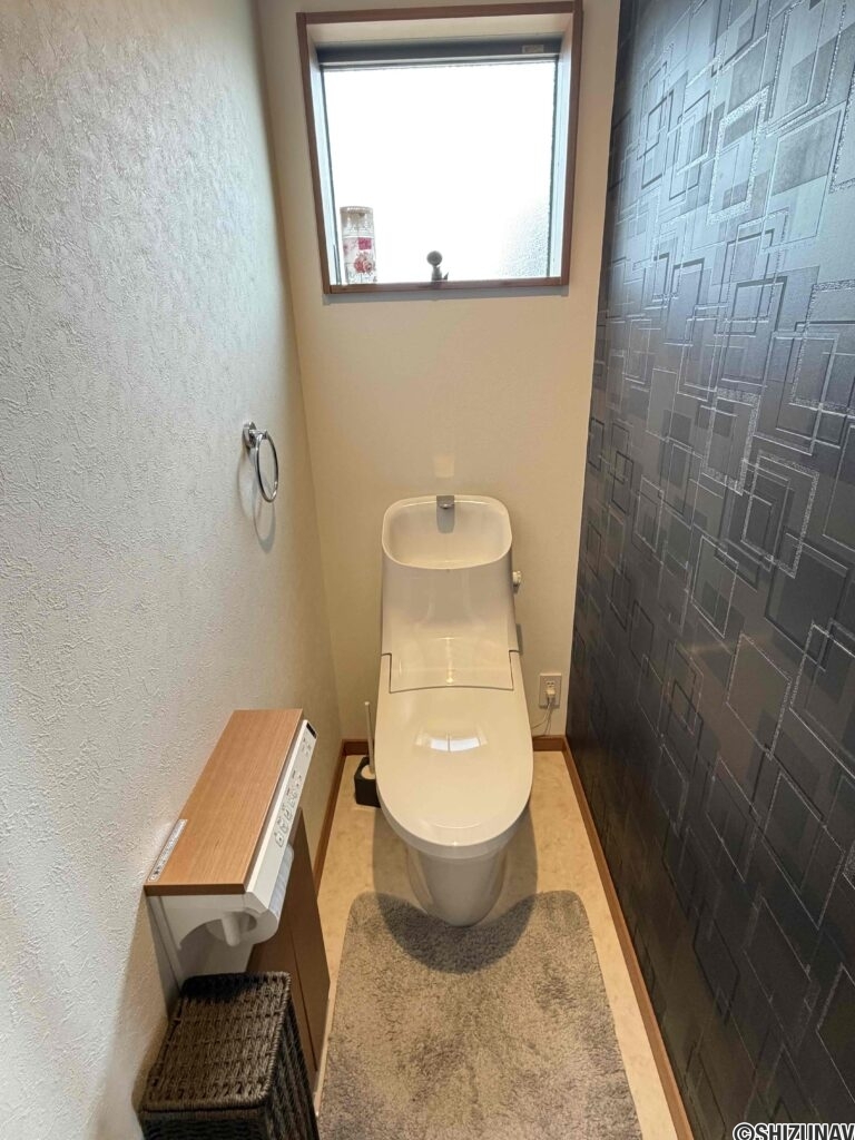 ２Ｆトイレ。窓があり明るい室内。
