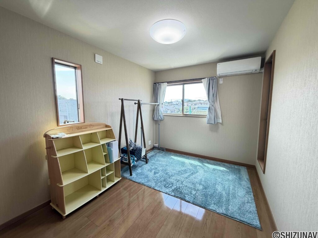 洋室６．５帖。３面採光で明るい室内。バルコニーにも出られます。