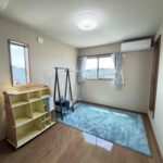 洋室６．５帖。３面採光で明るい室内。バルコニーにも出られます。