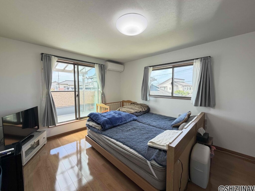 洋室１０帖。ゆったりとした広さです。