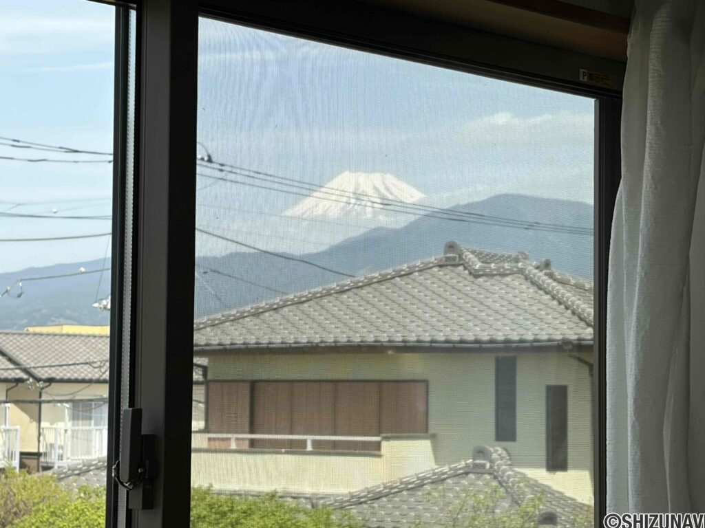 洋室１０帖からは富士山が見えます。