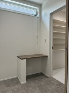 脱衣室にはカウンターがありアイロンがけや洗濯物を畳んでいただけるため家事楽です。