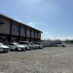 前面道路挟んだ向かい側は駐車場と小学校