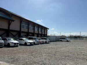 前面道路挟んだ向かい側は駐車場と小学校