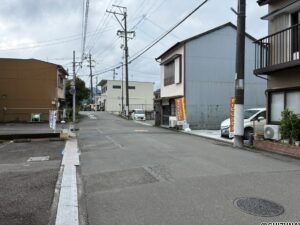 前面道路　幅約7.3ｍの広い道路　駐車も楽ですね！