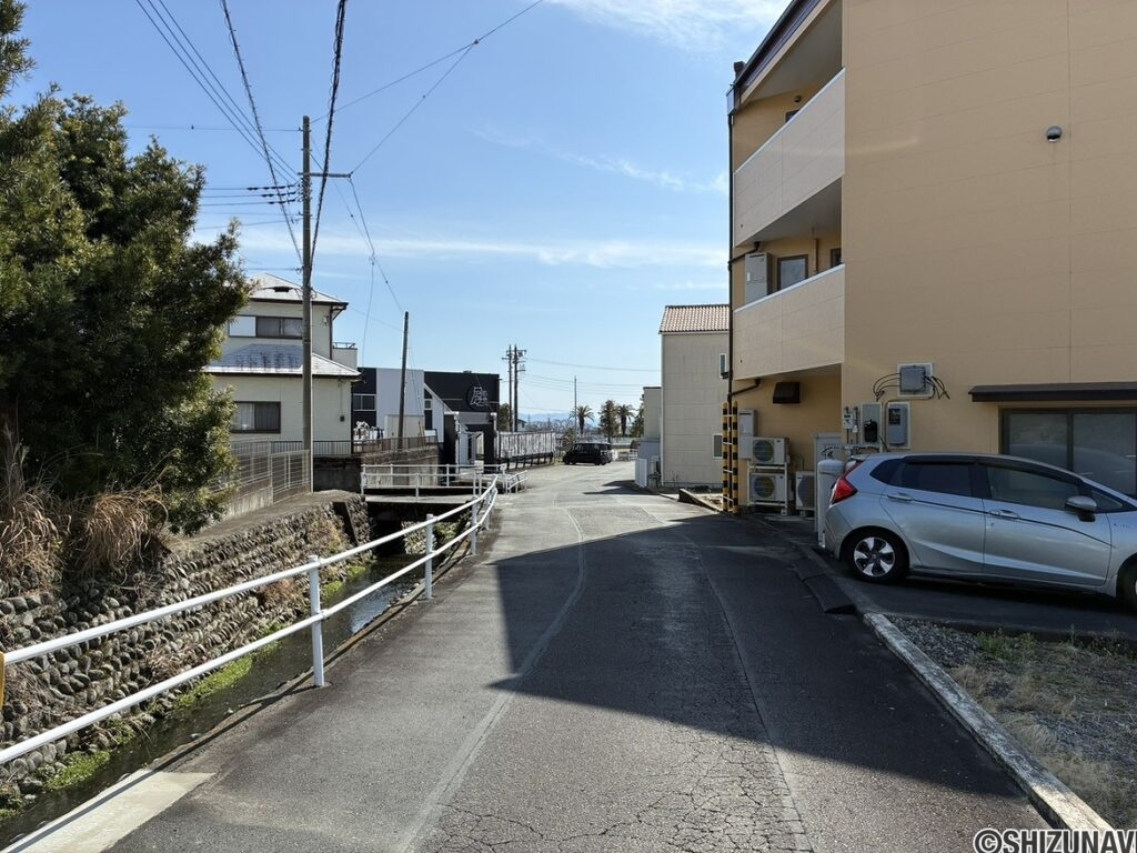 西側前面道路