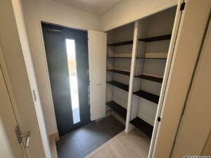 【平屋・2階建て】玄関・収納のお写真です。収納力のある棚があるので、玄関を清潔に保つことができます。