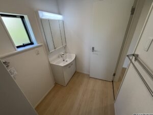 【平屋】洗面所のお写真です。窓があるので、換気しやすいのがポイントです。